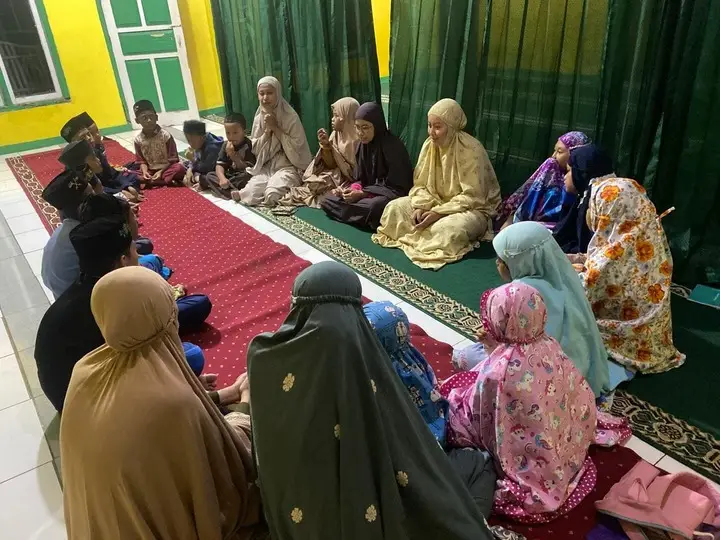 Artikel KKN UNFARI: Mengajar ngaji di musola darul hikmah dari Kelompok Sampurna mandala