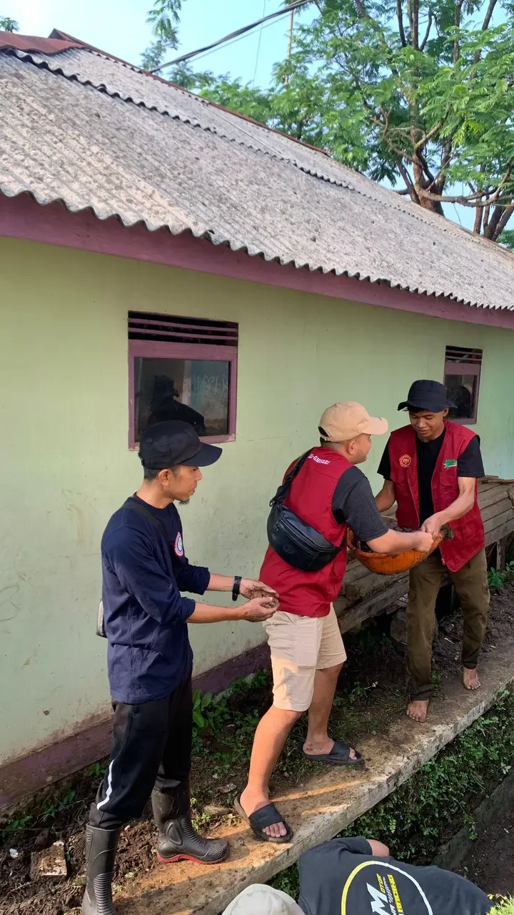 Artikel KKN UNFARI: Kegiatan Jumat Bersih Bersama Mahasiswa KKN di Desa Salamnunggal dari Kelompok Sampurna mandala