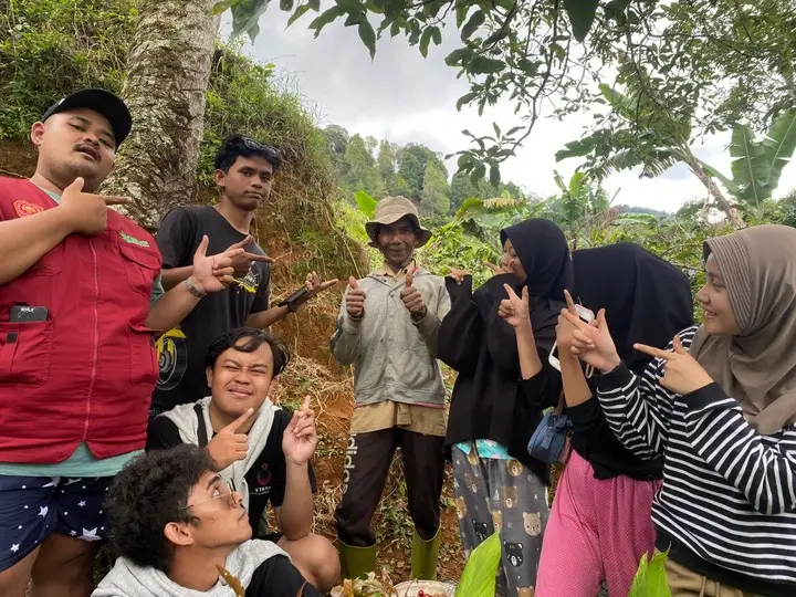 Artikel KKN Universitas Al Ghifari: Panen Kopi dan Pendaftaran NIB & HKI Produk Stik Berry oleh Kelompok 18 KKN Prakarsa Kaula Muda