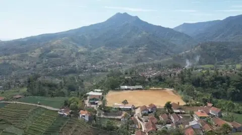 Artikel KKN Universitas Al Ghifari: Ketuk Pintu Desa: Hari pertama KKN Kelompok 16 di Desa Cikitu