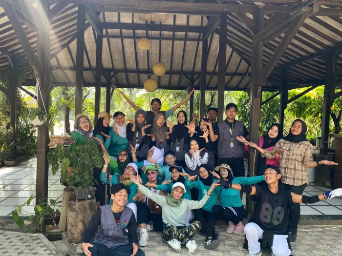 Artikel KKN Universitas Al Ghifari: Kegiatan Senam Bersama Ibu-ibu Dusun 1 RW 04 Desa Nagrak