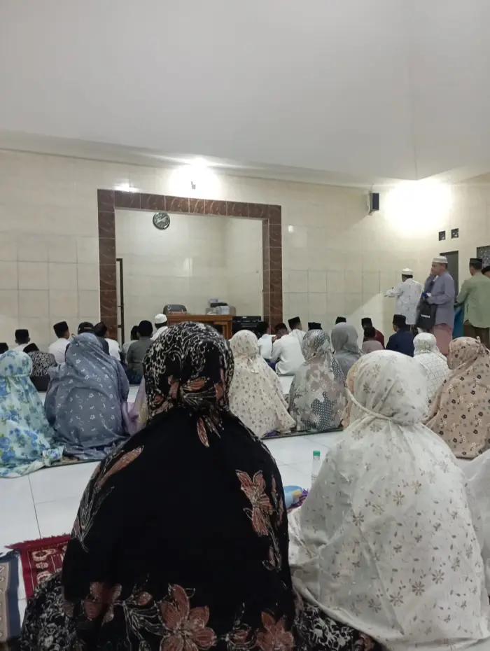 Artikel KKN Universitas Al Ghifari: Pengajian Setelah Subuh Rutinan Ibu-ibu dan Bapak-bapak Area Pesantren Miftahul Jaza