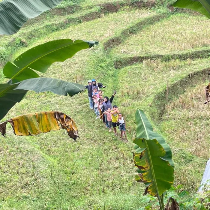 Artikel KKN UNFARI: Hari Ke-3: Menjalin Kedekatan Bersama Anak-Anak Melalui Kegiatan Bermain dan Menjelajah Sawah di RW 04 Desa Cipanjalu dari Kelompok Tejasvinanda