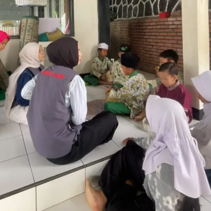 Artikel KKN Universitas Al Ghifari: Hari Ke-4: Mendampingi Pembelajaran Keagamaan Anak-Anak di Madrasah Al-Fath