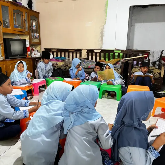 Artikel KKN Universitas Al Ghifari: Menyalakan Semangat Belajar, Menginspirasi Generasi Muda di Madrasah Desa Mekarjaya