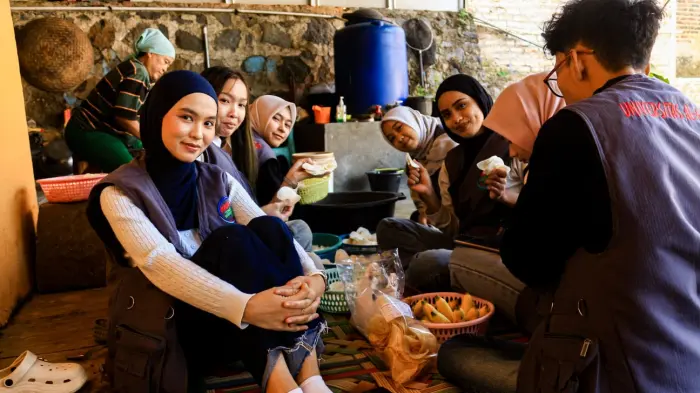 Artikel KKN Universitas Al Ghifari: Renyahnya Potensi Desa: Mengintip Dapur UMKM Keripik Singkong Mekarwangi Bersama KKN Kelompok 11