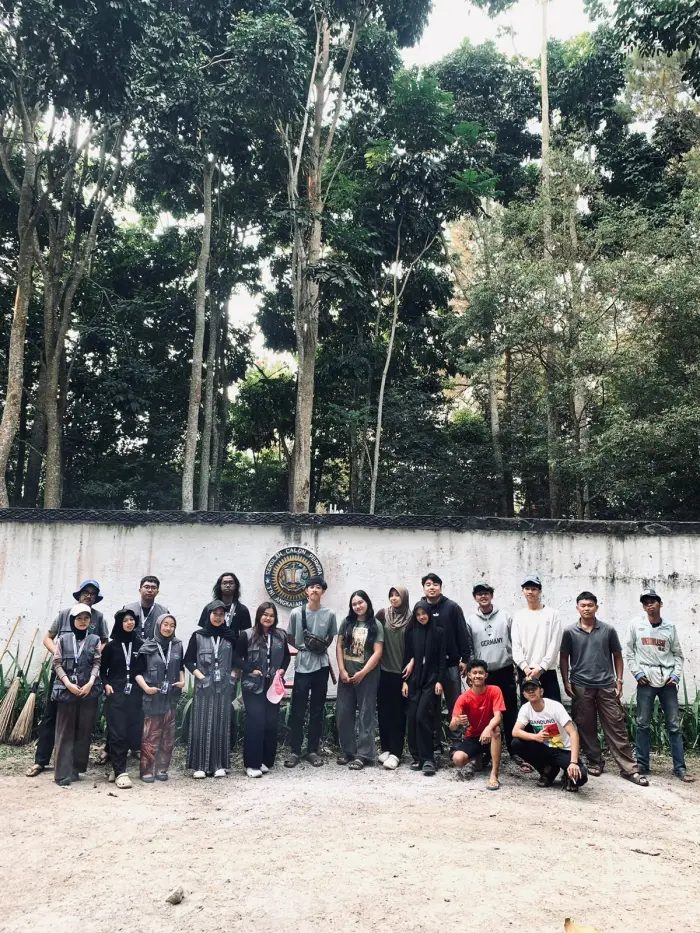 Artikel KKN Universitas Al Ghifari: Kerja Bakti Bersama Karang Taruna RW 01, KKN 05 Arthasena Satyabhakti Berkontribusi Melestarikan Benteng Bersejarah di Desa Mekarwangi