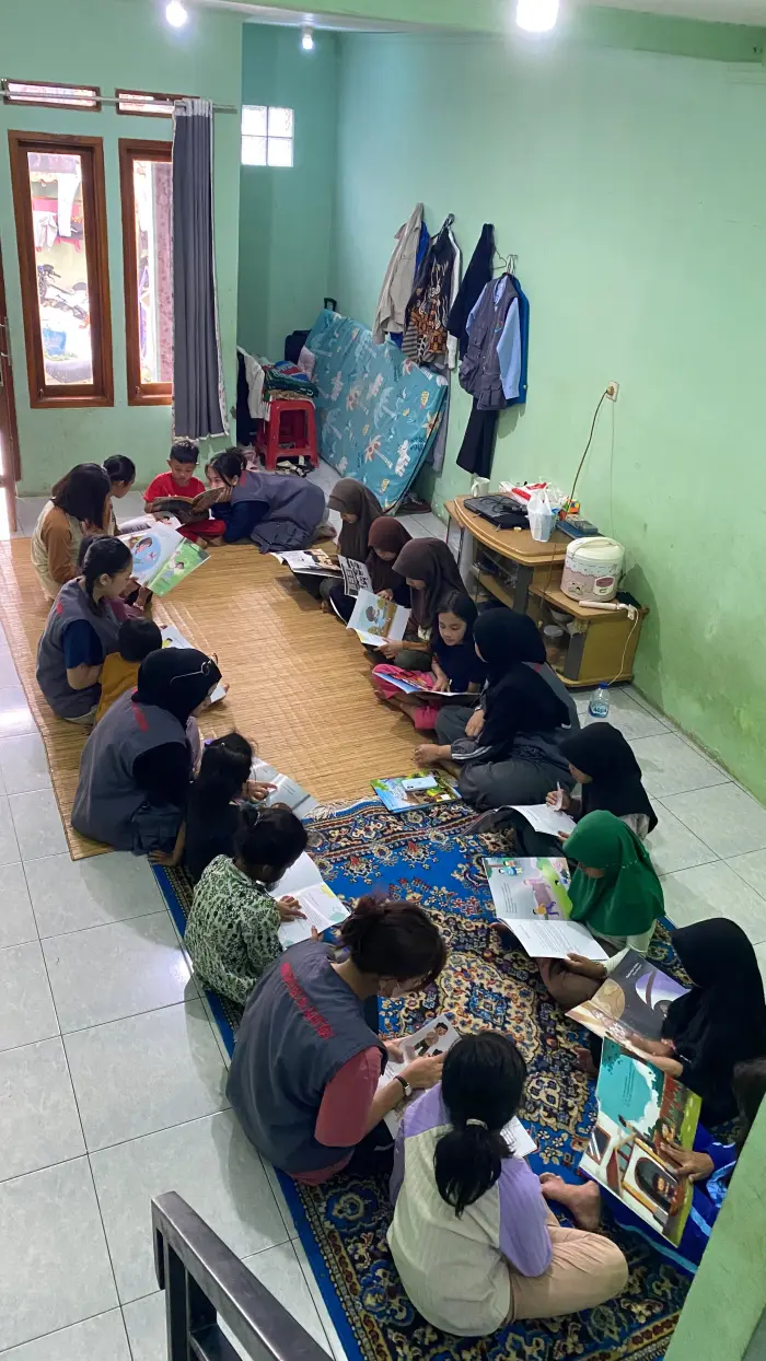 Artikel KKN Universitas Al Ghifari: Membangun Karakter Gemar Membaca melalui Kegiatan Bedah Buku Bersama Anak-anak di RT 03 RW 06 Desa Cihanjuang