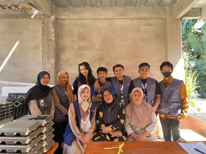 Artikel KKN Universitas Al Ghifari: Pembagian MBG Desa Cinunuk RW 09