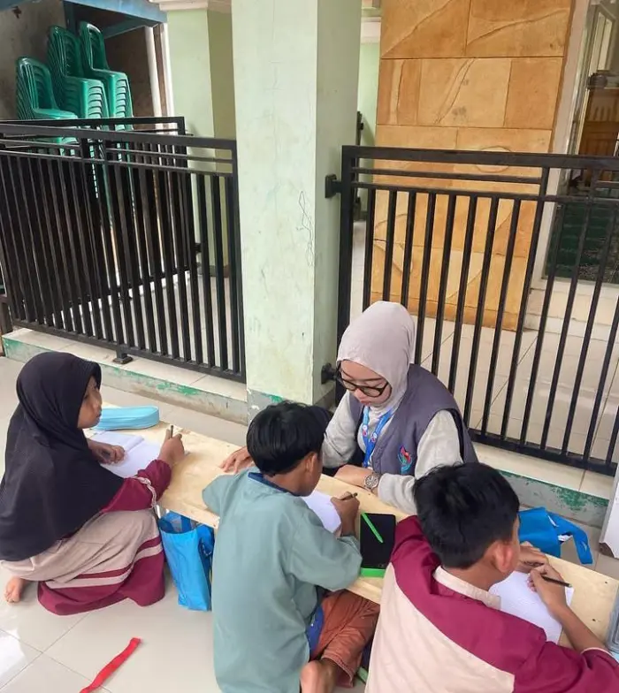 Artikel KKN Universitas Al Ghifari: Berbagi Ilmu dan Mendukung Proses Pembelajaran di Madrasah