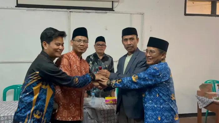 Artikel KKN Universitas Al Ghifari: Musyawarah Pemilihan Ketua MUI Kecamatan Ciparay Berlangsung Kondusif, Ustaz Faiz Terpilih Pimpin Kepengurusan Baru