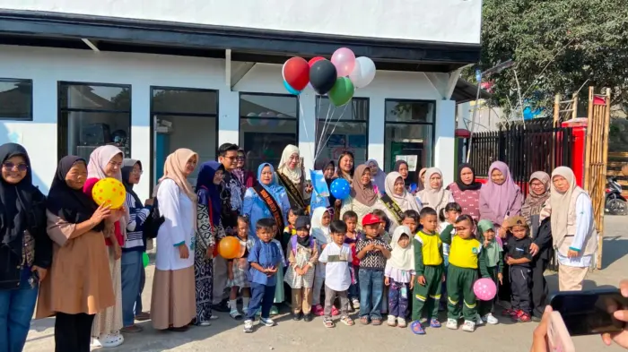 Artikel KKN Universitas Al Ghifari: Pelepasan Balon Tandai Dimulainya Tahun Ajaran Baru di TK/Pos PAUD Kenanga Desa Bumiwangi
