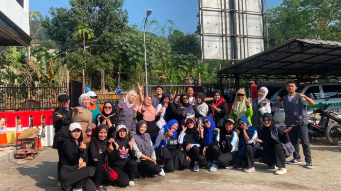 Artikel KKN Universitas Al Ghifari: Semangat Hidup Sehat, Ibu-Ibu PKK Desa Bumiwangi Rutin Gelar Senam Bersama