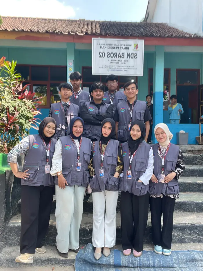 Artikel KKN UNFARI: Peringati Hari Anak Nasional, Kelompok 30 KKN Universitas Al-Ghifari Gelar Gotong Royong di SDN Baros 02 dan Mengajar di Madrasah Al-Ikhlas dari Kelompok Barawidya