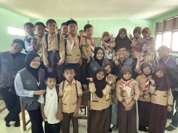 Artikel KKN Universitas Al Ghifari: Multi-Aksi Kelompok 30 KKN Universitas Al-Ghifari: Dari English Club, Legalitas & QRIS Warung RW 9, hingga Tinjau Jembatan Kp. Pakusorok