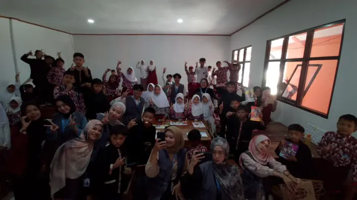 Artikel KKN Universitas Al Ghifari: Menumbuhkan Kepedulian Lingkungan Melalui Edukasi dan Kreasi Daur Ulang