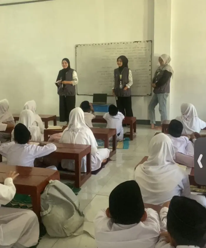 Artikel KKN Universitas Al Ghifari: Mahsiswa KKN Unfari Kelompok 28 Menerapkan Edukasi Pentingnya Mengenal dan Mengelola Emosi serta Mendukung Pembagian Makan Bergizi Gratis (MBG) bagi Siswa di Desa Nagrak