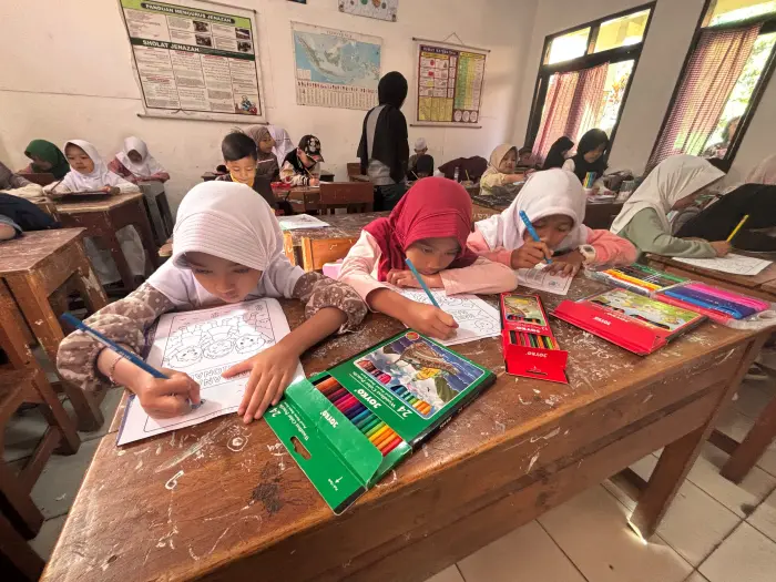 Artikel KKN Universitas Al Ghifari: Semarak Hari Anak Nasional: KKN 21 Abhinaya Dharmasena Universitas Al-Ghifari Berkolaborasi dengan Karang Taruna 06 Gelar Perlombaan Edukatif di MI Cisasawi