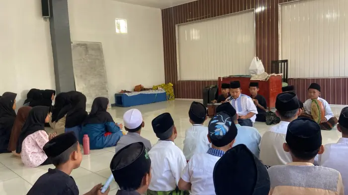 Artikel KKN Universitas Al Ghifari: Mahasiswa KKN Kelompok 28 Aksara Karya Turut Sukseskan Kepanitiaan Milad Santri Rohimat Wahyu ke-12