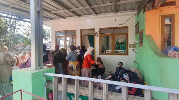 Artikel KKN Universitas Al Ghifari: Mahasiswa KKN Kelompok 28 Aksara Karya Berkontribusi dalam Pelaksanaan Posyandu di Desa Nagrak