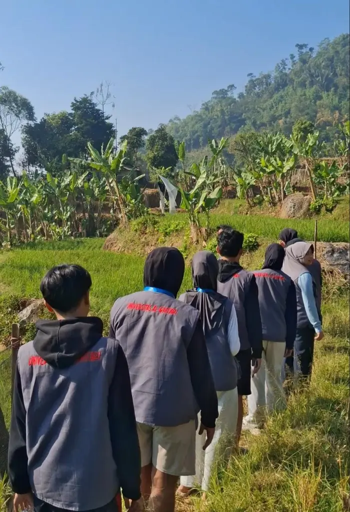 Artikel KKN Universitas Al Ghifari: Menyusuri Desa Cilame: Langkah Awal Mahasiswa KKN XV Sagara Pradipa Beradaptasi dengan Lingkungan dan Masyarakat