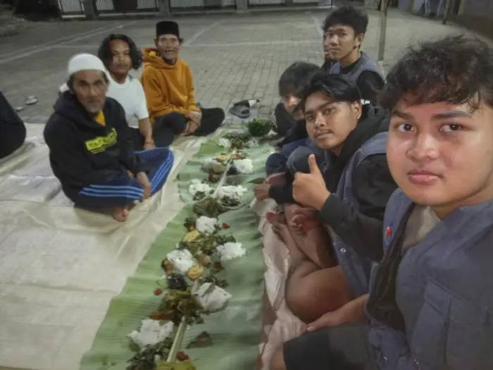 Artikel KKN Universitas Al Ghifari: Malam Kebersamaan Mahasiswa KKN XV Sagara Pradipa dan Masyarakat RT 02 Melalui Tradisi Ngaliwet di Desa Cilame