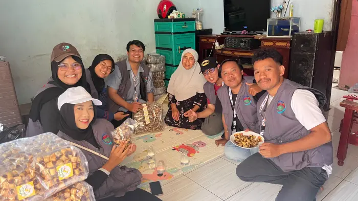 Artikel KKN Universitas Al Ghifari: KKN Sauyunan 38 Kunjungi UMKM Pisang Sale Gulung, Produk Lokal yang Libatkan Warga dan Tembus Pasar