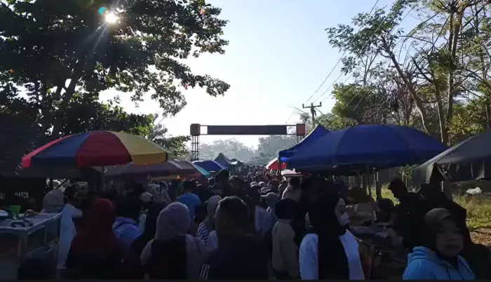 Artikel KKN Universitas Al Ghifari: Pasar Minggu Beko, Sentra UMKM Desa Bumiwangi yang Ramai Dikunjungi Masyarakat Setiap Akhir Pekan