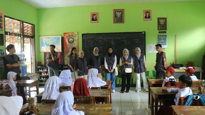 Artikel KKN Universitas Al Ghifari: Kkn kelompok 11 desa mekarwangi Universitas Al ghifari Melaksanakan kegiatan mengajar di SDN Nengta