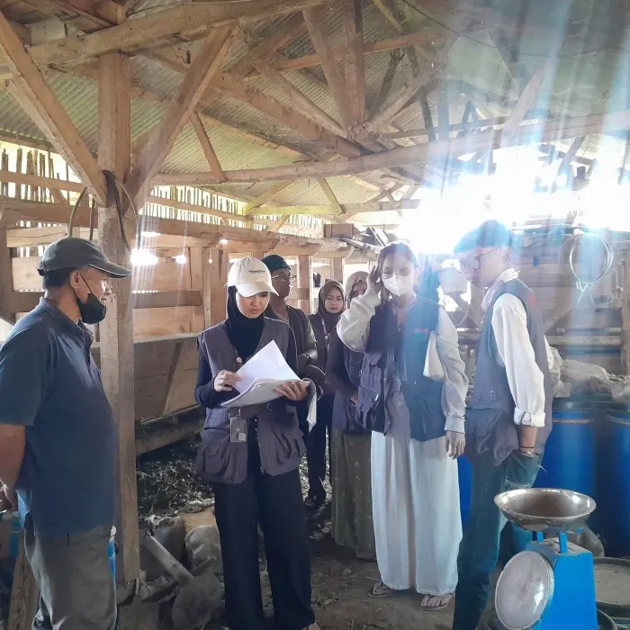 Artikel KKN Universitas Al Ghifari: Inovasi Pengolahan Limbah Ternak: Kelompok 11 Desa Mekarwangi Pelajari Pembuatan Pupuk Organik hingga Stemcell Fermentasi