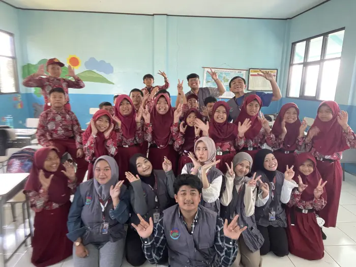 Artikel KKN Universitas Al Ghifari: Asah Interaksi Bahasa Inggris dan Pembinaan Keagamaan, Kelompok 30 KKN Universitas Al-Ghifari Gelar English Club di SDN Baros 02 dan Mengajar di Madrasah Al-Ikhlas
