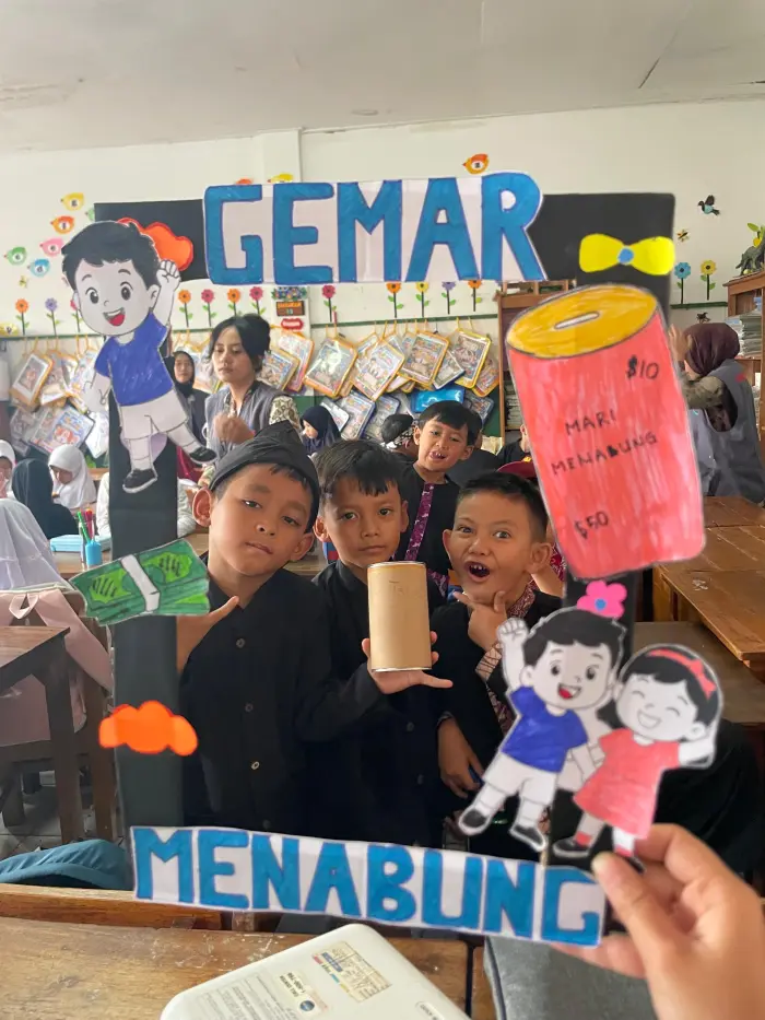 Artikel KKN UNFARI: Menanamkan Budaya Menabung Sejak Dini melalui Edukasi Literasi Keuangan di SDN Cisintok Desa Cihanjuang dari Kelompok 21 Abhinaya Dharmasena
