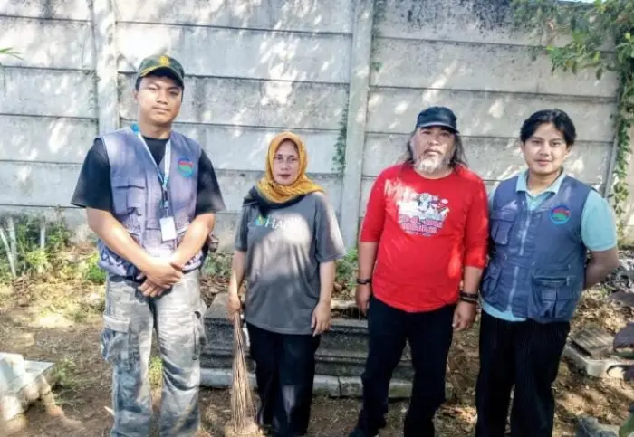 Artikel KKN UNFARI: Gotong Royong Menyatu, Warga RW 05 Bojong Emas Bersama Mahasiswa KKN Universitas Al-Ghifari Bandung Gelar Kerja Bakti Makam Wakaf dari Kelompok Sagara Karsa