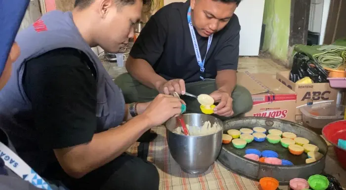 Artikel KKN Universitas Al Ghifari: Mendukung Proses Sertifikasi Halal: KKN Sagara Karsa Dampingi Produksi Kue Basah UMKM Desa Bojong Emas