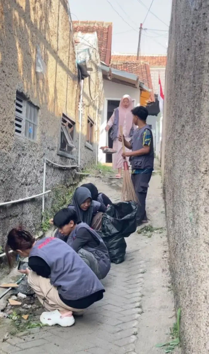 Artikel KKN Universitas Al Ghifari: Membangun Kepedulian Lingkungan melalui Kegiatan Kerja Bakti di RW 06 Desa Cihanjuang