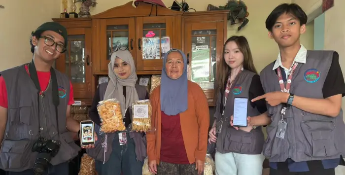 Artikel KKN Universitas Al Ghifari: KKN Kelompok 11 Universitas Al-Ghifari Desa Mekarwangi Dukung UMKM Vigraha Klee melalui Pembuatan Logo Produk dan Google Maps