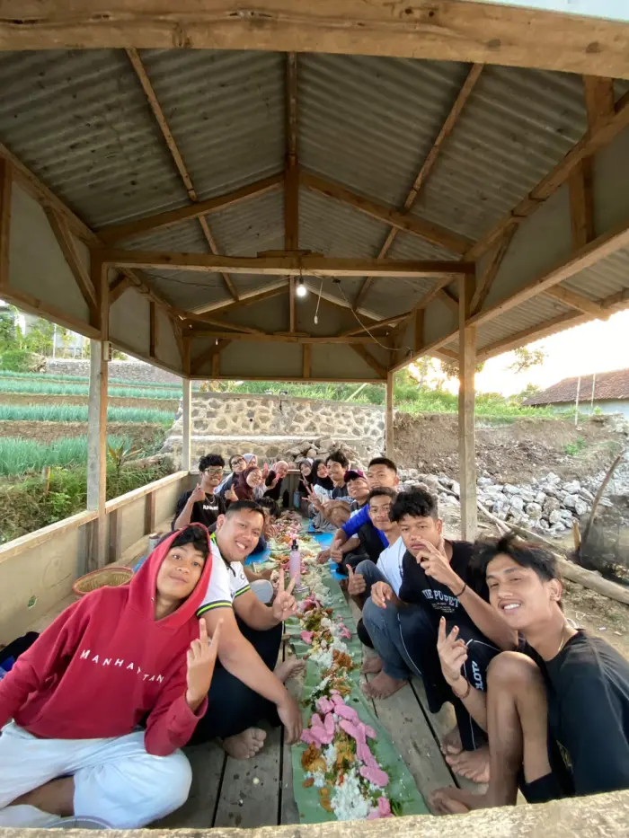 Artikel KKN Universitas Al Ghifari: Hari ke-13 KKN: mempererat kebersamaan melalui Silaturahmi, Pengajian, dan Nonton Bareng bersama Masyarakat Desa Cikitu