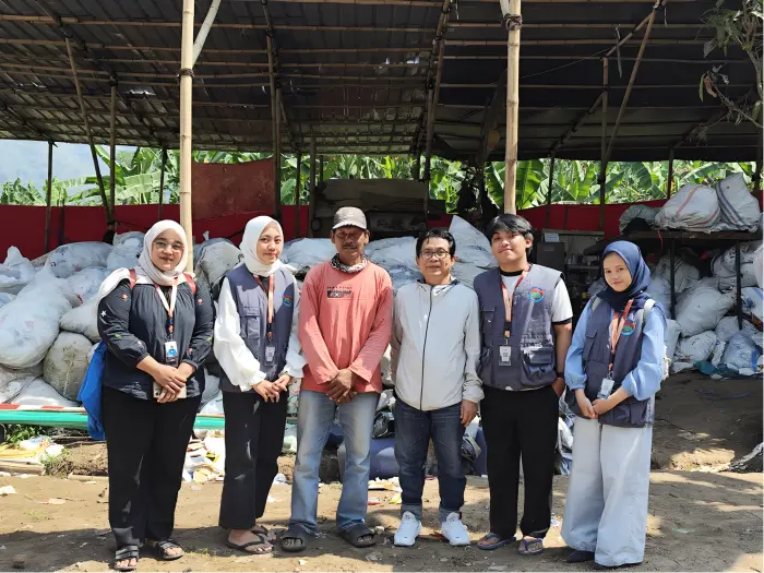 Artikel KKN UNFARI: Peduli Lingkungan dan Gizi Masyarakat: KKN Kelompok 12 Mengobservasi Pengolahan Sampah dan Bagikan Makan Bergizi Gratis dari Kelompok Bhadrika Wistara