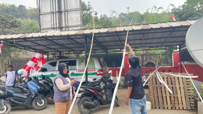 Artikel KKN Universitas Al Ghifari: KKN Sauyunan 38 Gotong Royong Mengecat Tiang Bendera untuk Semarak HUT ke-81 Kemerdekaan Republik Indonesia