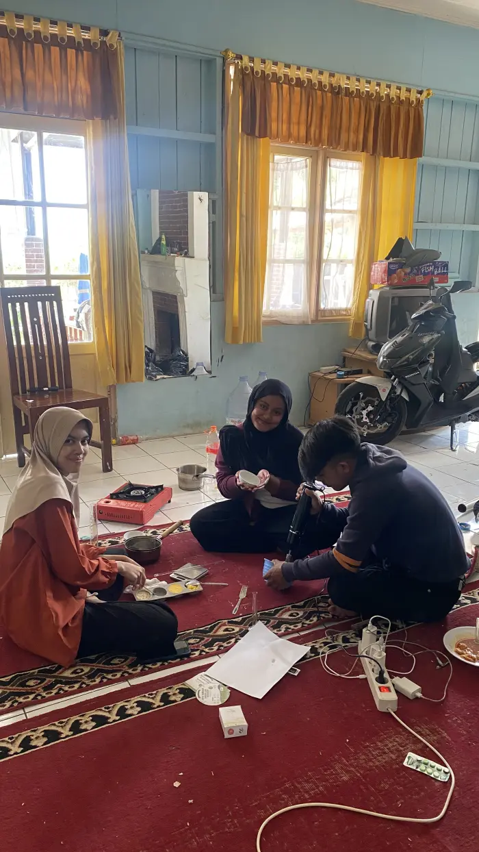 Artikel KKN Universitas Al Ghifari: Persiapan Workshop Pengolahan Minyak Jelantah melalui Uji Formulasi Sabun Batang di Posko KKN