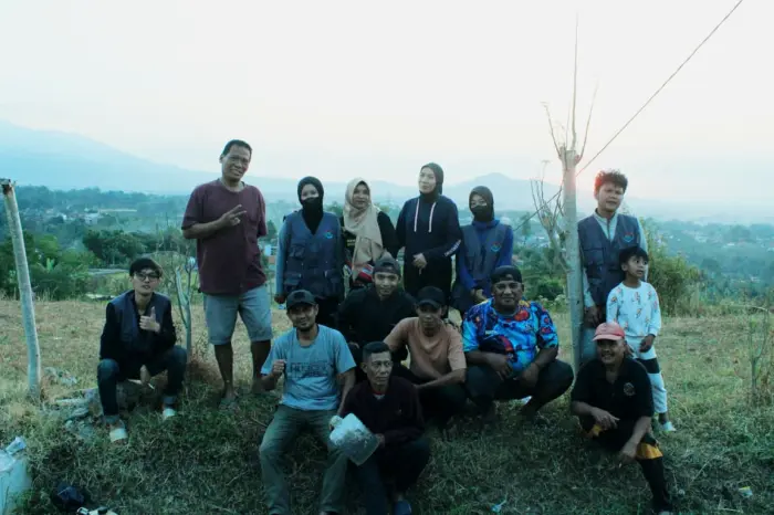 Artikel KKN Universitas Al Ghifari: Mahasiswa KKN Kelompok 7 Gentraparwa Bersama Warga Gelar Jumat Bersih di Perum Kembang Loa Permai RW 13