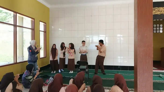 Artikel KKN Universitas Al Ghifari: Lanjutkan Pendampingan: KKN Kelompok 12 Gelar Pelatihan Public Speaking di MA At-Turmudzi dan Kegiatan PTM Tahap Kedua di RW 15