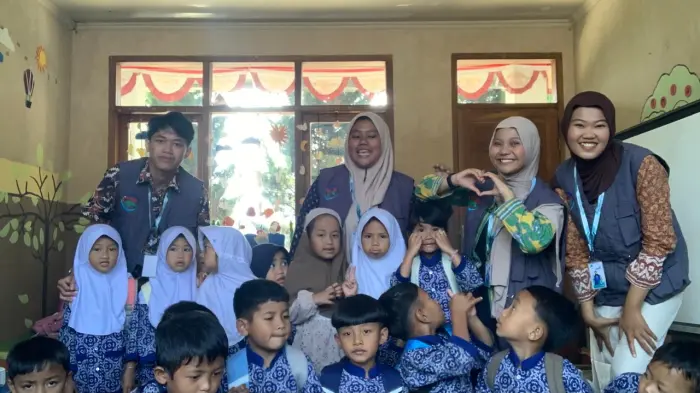 Artikel KKN Universitas Al Ghifari: Senyum Ceria, Gigi Sehat: KKN Kelompok 32 Dharma Pancakarsa Ajak Anak TK RA Izul Ula Belajar Menggosok Gigi dengan Benar