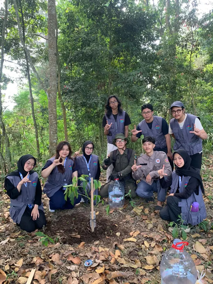 Artikel KKN UNFARI: Langkah Kecil untuk Hutan: KKN 05 Lakukan Penanaman Pohon Bersama Tahura dari Kelompok klmpk-5