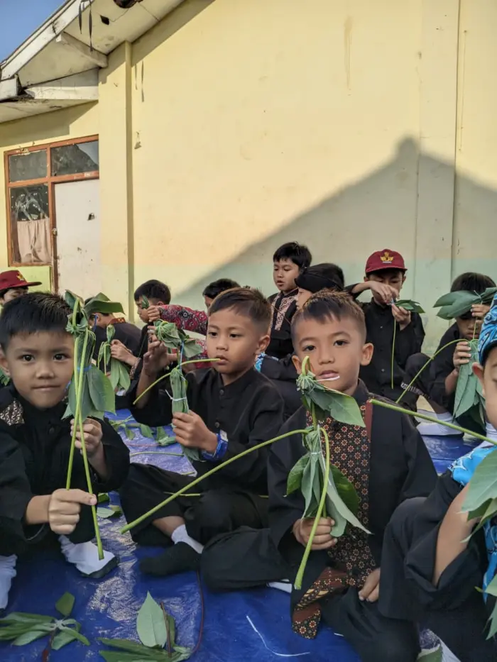 Artikel KKN UNFARI: Menghidupkan Kreativitas Anak melalui Wayang Daun Singkong dari Kelompok klmpk-5