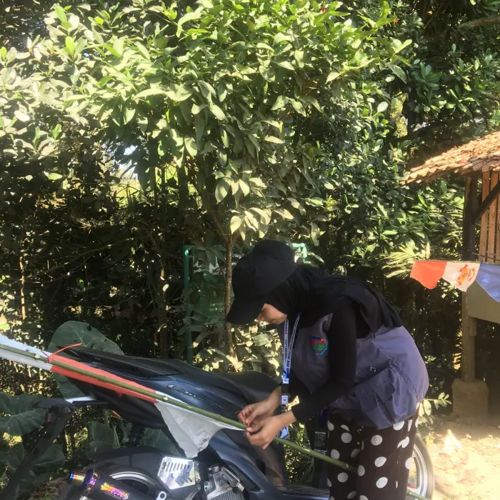 Artikel KKN UNFARI: Bersama Karang Taruna, KKN 05 Semarakkan Lingkungan RW 01 dengan Umbul-Umbul dari Kelompok klmpk-5