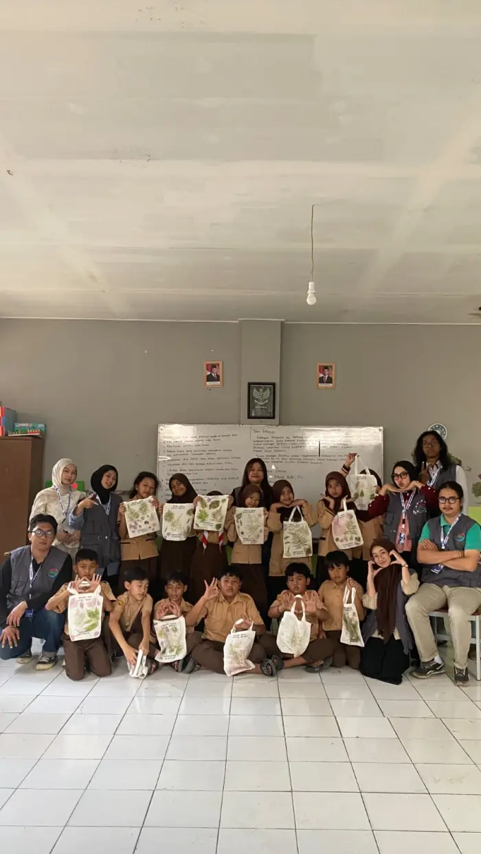Artikel KKN Universitas Al Ghifari: KKN 05 Ajak Siswa SDN 3 Pagerwangi Berkreasi melalui Ecoprint pada Totebag