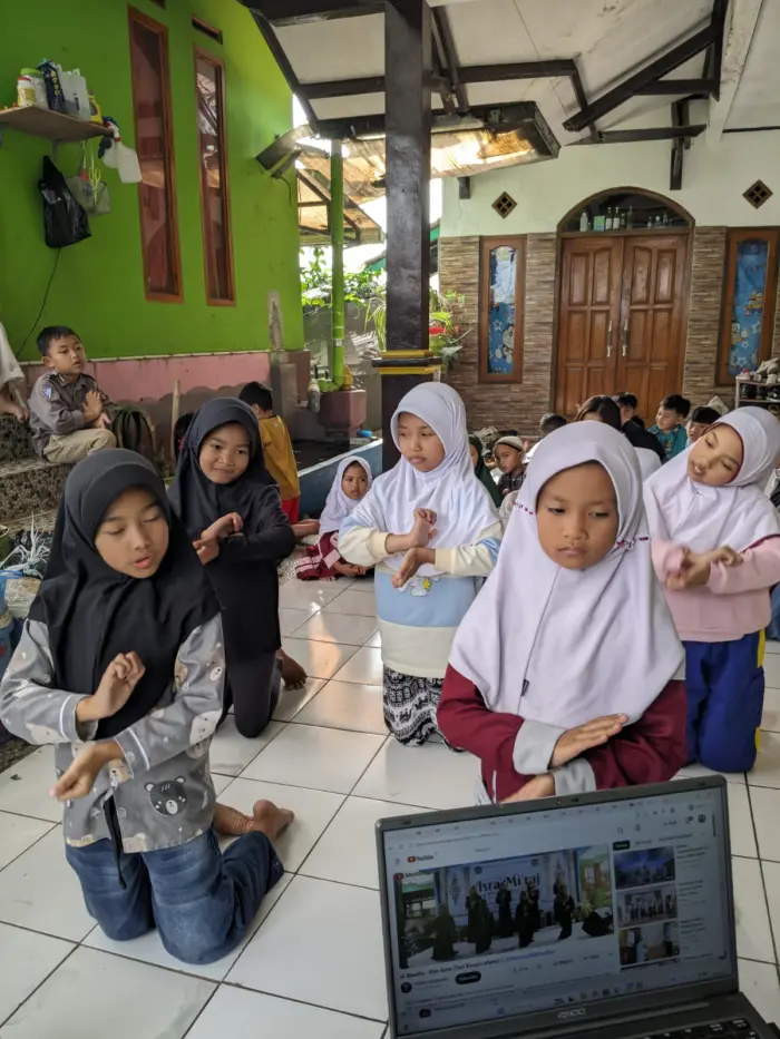 Artikel KKN Universitas Al Ghifari: KKN 05 Dampingi Anak-Anak Persiapkan Pentas Malam Puncak HUT RI di RW 01