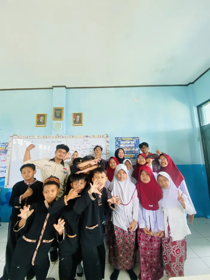 Artikel KKN Universitas Al Ghifari: Penutupan Sesi Pembelajaran English Club, Kelompok 30 KKN Universitas Al-Ghifari Gelar Fun Learning Gabungan di SDN Baros 02