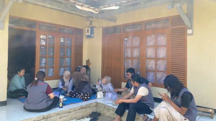 Artikel KKN Universitas Al Ghifari: KKN 05 Kenalkan Potensi UMKM Ceu Eneng Wajit melalui Kunjungan Door to Door